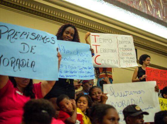 In a public hearing at the Rio de Janeiro City Council in 2023, residents of working-class areas support the inclusion of the CLT model in the city’s Master Plan. Photo: CatComm