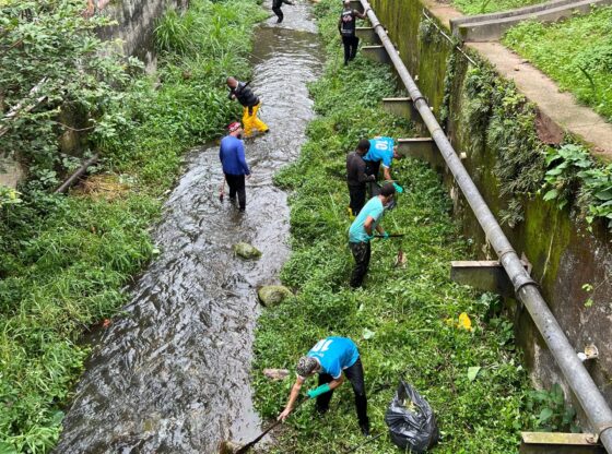 Community organization mobilizes residents to clean up the rivers and fight the blackfly infestation, without adequate materials and in the face of public authorities’ negligence. Photo: Support and Integration Network