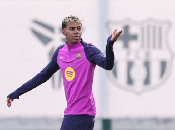 Barcelona's Spanish forward #10 Lamine Yamal attends a training session at the Joan Gamper training ground in Sant Joan Despi, near Barcelona, ​​on October 25, 2025. (Photo by Josep LAGO / AFP)