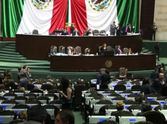 Ivonne Ortega, MC coordinator, presents a letter to the Jucopo to demand in-person sessions in San Lázaro.