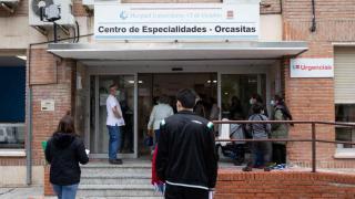 The queue to be treated at a Madrid health center.