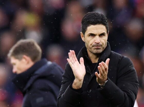 LONDON (United Kingdom), 26/10/2025.- Arsenal manager Mikel Arteta greets supporters after winning the English Premier League match between Arsenal FC and Crystal Palace FC at the Emitates Stadium in London, Britain, 26 October 2025. (Reino Unido, Londres) EFE/EPA/ANDY RAIN EDITORIAL USE ONLY. No use with unauthorized audio, video, data, fixture lists, club/league logos, 'live' services or NFTs. Online in-match use limited to 120 images, no video emulation. No use in betting, games or single club/league/player publications