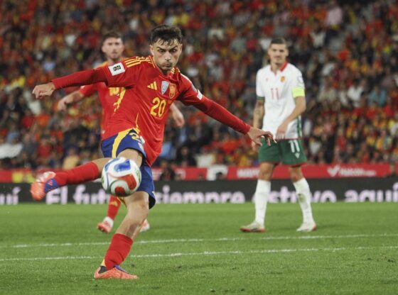 . VALLADOLID, 10/14/2025.- The midfielder of the Spanish soccer team Pedri shoots on goal in the qualification match for the 2026 World Cup that the national teams of Spain and Bulgaria are playing this Tuesday at the José Zorrilla stadium, in Valladolid. EFE/R. Garcia