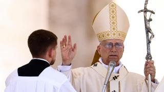 Pope Leo XIV directs the prayer of Regina Coeli in the Plaza de San Pedro in the Vatican.