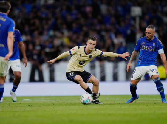 Barcelona's Marc Casado fights for the ball against Real Oviedo's Santi Cazorla during a Spanish La Liga soccer match at the Carlos Tartiere stadium in Oviedo, Spain, Thursday, Sept. 25, 2025. (AP Photo/Jose Breton)