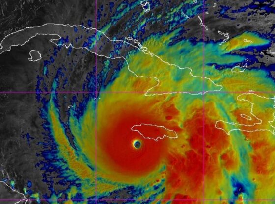 Tres personas murieron y al menos 13 resultaron heridas en Jamaica mientras el país se prepara para el impacto directo del huracán "Melissa", de categoría 5.