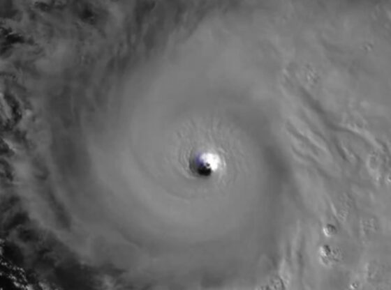 El huracán "Melissa" alcanzó la categoría 5 mientras se aproxima peligrosamente a Jamaica, informó el Centro Nacional de Huracanes de Estados Unidos (NHC).