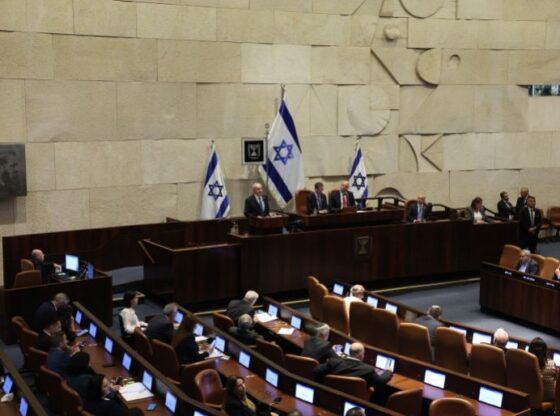 epa12467715 Israeli Prime Minister Benjamin Netanyahu (C) delivers a speech at the opening of the winter session of the Israeli parliament, Knesset, in Jerusalem, 20 October 2025. EPA/ABIR SULTAN