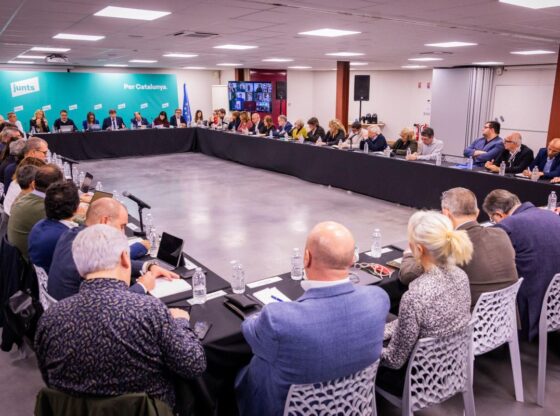 Meeting of the Junts leadership, in the Les 5 Éléments space, on October 27, 2025, in Perpignan (France). Puigdemont has met with the Junts leadership to decide whether to break with the PSOE, a decision that will probably be put to a vote by the militancy. OCTOBER 27, 2025 JuntsxCat 10/27/2025. CARLES PUIGDEMONT;JORDI TURULL;MIRIAM NOGUERAS;JuntsxCat;