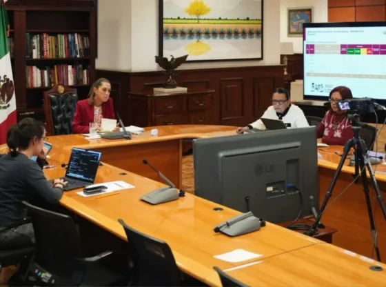 President Sheinbaum held a virtual meeting with governors to review progress in the opening and repair of roads.