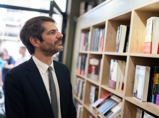 10/21/2025 The Minister of Culture, Ernest Urtasun, during a visit to a bookstore, on October 21, 2025, in Paiporta, Valencia, Valencian Community (Spain). Both have visited various Valencian cultural spaces affected by dana. SOCIETY Jorge Gil - Europa Press