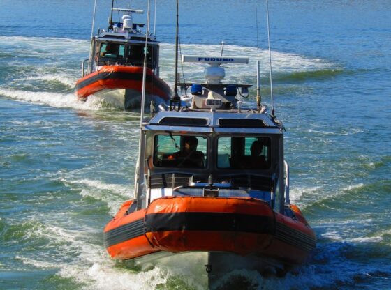 La Marina y la Fiscalía de Sinaloa rescataron a 27 menores y a un joven de 18 años a bordo de un barco en altamar, cerca del municipio de Ahome.