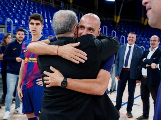 Laporta and Javi Rodríguez greet each other during the official photo ceremony