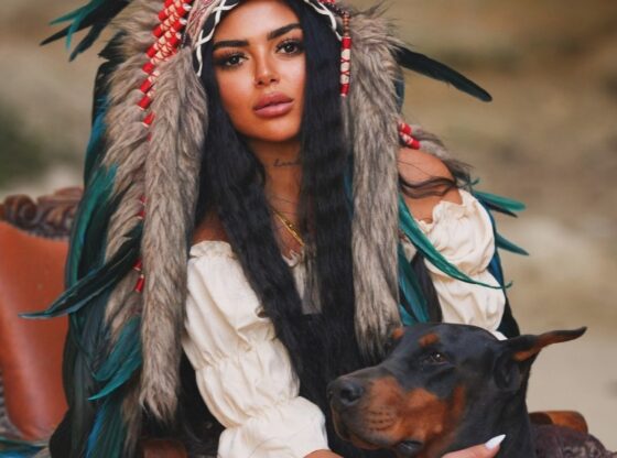 Semanur Arslan posing with a Doberman Pinscher.