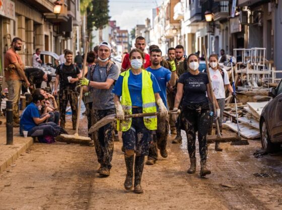 A brigade of volunteers upon arrival in Alfafar to help in the reconstruction work after the damage.
