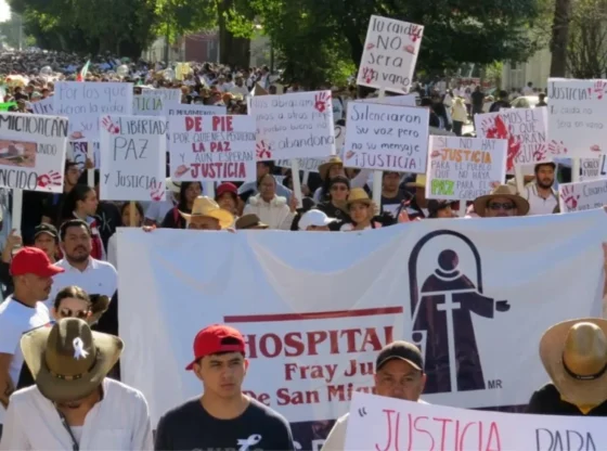 Dressed in white and with hats, banners and flags, members of the Hat Movement and thousands of citizens marched in Uruapan.