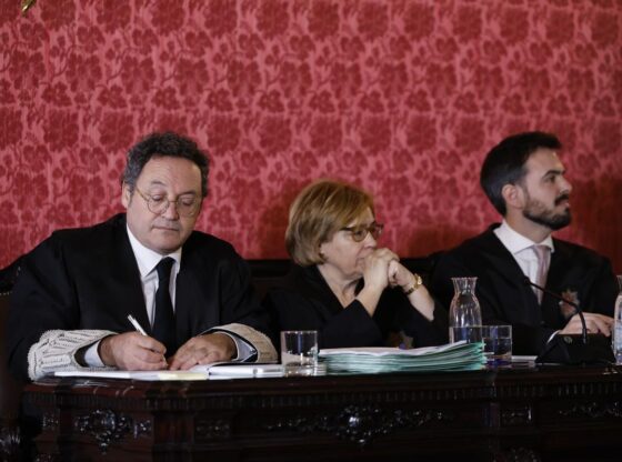 MADRID, 11/03/2025.- The State Attorney General, Álvaro García Ortiz (i), along with his lawyers Consuelo Castro and José Ignacio Ocio, this Monday at the start of the trial for the alleged leak of information about the investigation into tax fraud against Isabel Díaz Ayuso's partner in the Supreme Court. EFE/Marshal POOL
