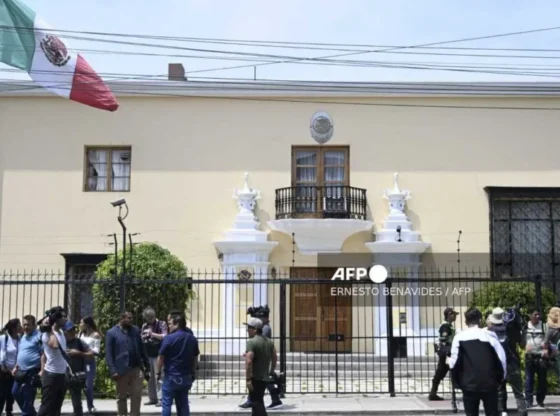 Peruvian police surround the Mexican Embassy after the breakdown of relations over the asylum of former Prime Minister Betssy Chávez.