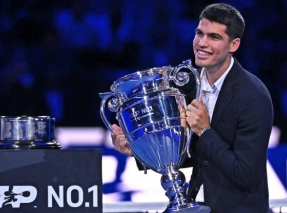 Carlos Alcaraz, lifting the title in 2022