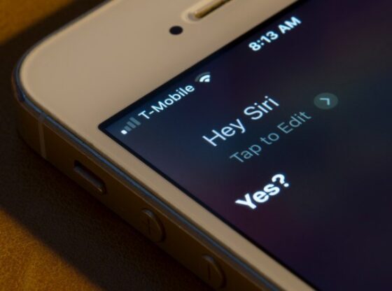 Siri answers for the user, asking the caller to identify themselves and explain the reason for the call.