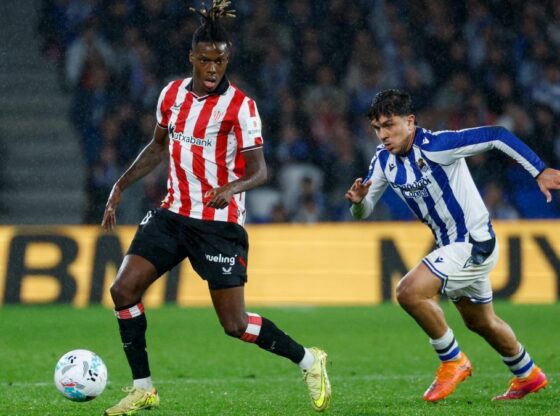 Athletic Club forward Nico Williams escapes from Aramburu, from Real Sociedad