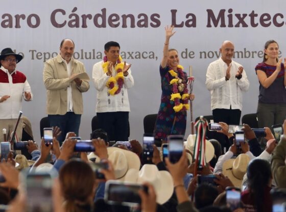 Integrantes de la Sección 22 de la CNTE irrumpieron en un evento encabezado por la Presidenta Claudia Sheinbaum Pardo en Oaxaca para protestar.