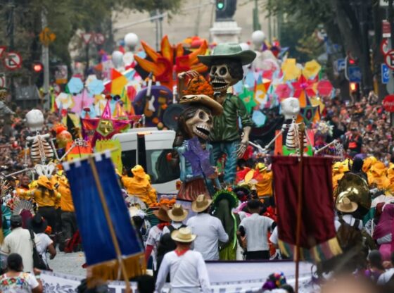 Las principales calles de la CdMx se llenaron con cientos de coloridas calaveras con motivo del Gran Desfile del Día de Muertos 2025.