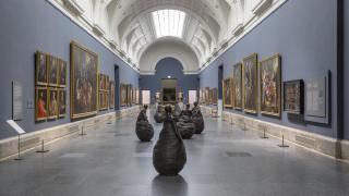 Image of the works from the exhibition 'Juan Muñoz. Art Stories' in the Central Gallery of the Villanueva building of the National Prado Museum. Photo: ©National Prado Museum