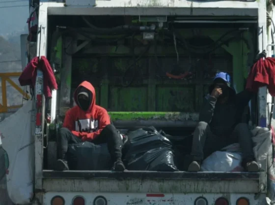 The authorities detailed that the cleaning worker was carrying out his duties at the Plaza Arkana shopping center at the time of the accident.