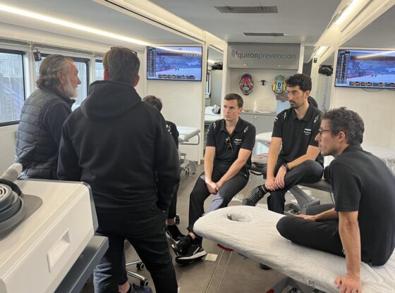 Dr. Ángel Charte, in a meeting yesterday at the Portimao circuit (Portugal) with his team of physiotherapists.