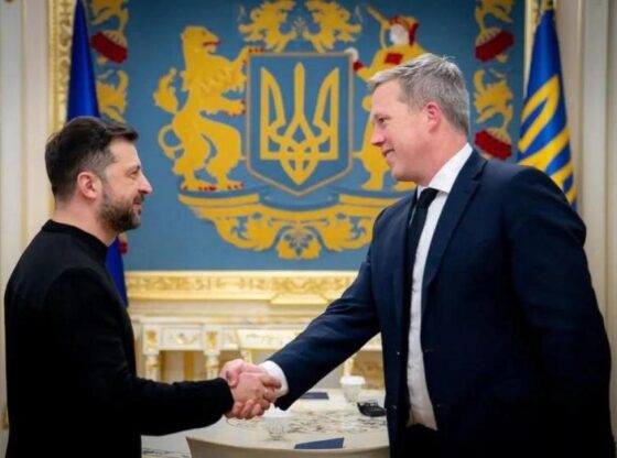 The President of Ukraine, Volodymyr Zelensky, welcomes the Secretary of the United States Army, Daniel Driscoll, before their meeting on November 20.