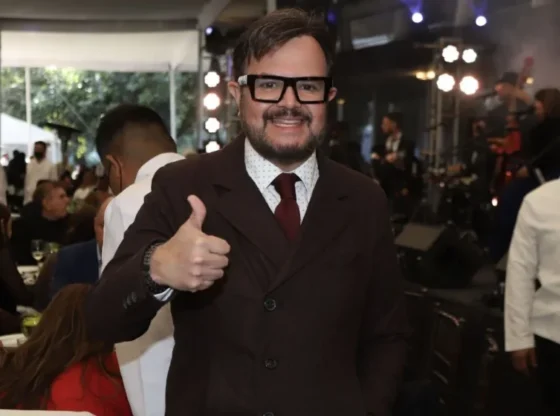 One of the rumors of his temporary withdrawal from Aleks Syntek would be due to an alleged crisis in his marriage with Karen Coronado