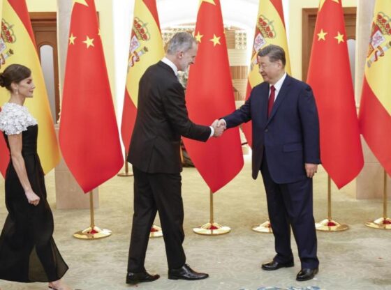 King Felipe VI greets the Chinese president, Xi Jinping, in the presence of Queen Letizia and the first lady, Peng Liyuan.