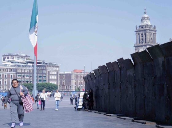 The authorities shielded the National Palace with metal fences before the day of demonstrations that began this Thursday by the CNTE and a group called Generation Z. SUN / F. RPJAS