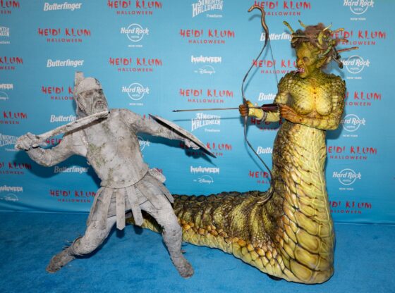 Heidi Klum, caracterizada como Medusa, se fotografía junto a su esposo Tom Kaulitz, quien fue un soldado griego petrificado, en su fiesta