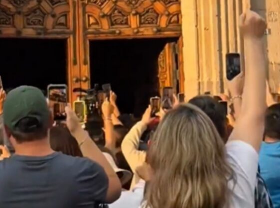 Encapuchados vandalizan el Palacio de Gobierno en Michoacán.