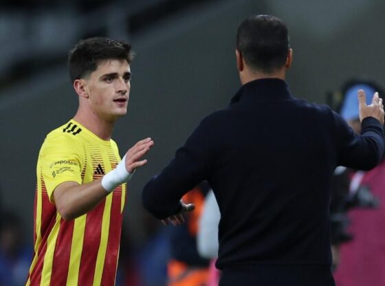 Pau Víctor greets Gerard López at Catalunya-Palestina