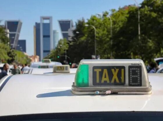A taxi in the Madrid of Lorena G. Maldonado.