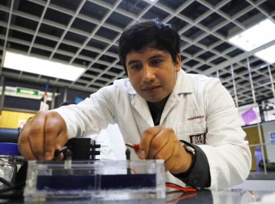 The young people are master's students at the ENCB, of the IPN.