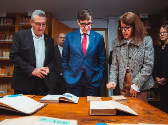 The president visiting the Pompeu Fabra del Orfeó Library.