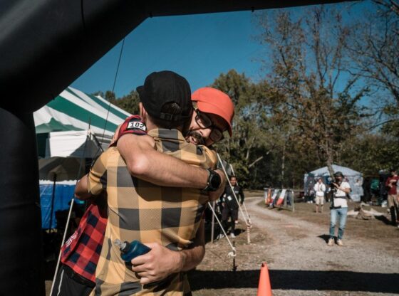 Oriol Antolí hugging his assistant Xavi after achieving his PB