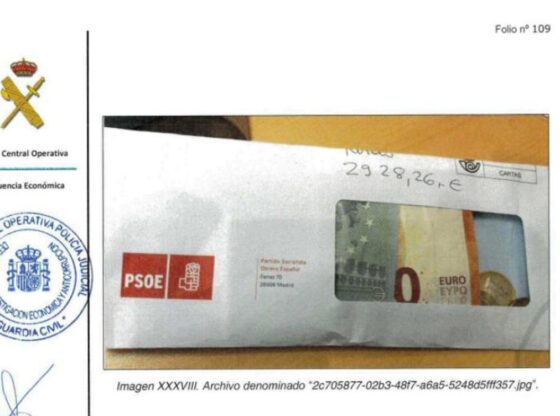 Photograph of an envelope with money sent by Patricia Úriz to her ex-husband Koldo García