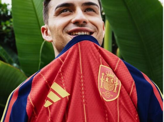 Pedri with the new National Team kit