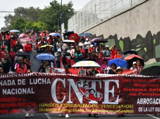 Members of the CNTE delivered a request document to the official office of parts of the Executive headquarters