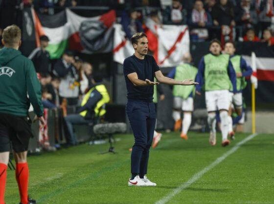 MADRID, 11/06/2025.- Rayo Vallecano coach Íñigo Pérez during the Conference League match between Rayo Vallecano and Lech Poznan this Thursday at the Vallecas stadium. EFE/ Juanjo Martín