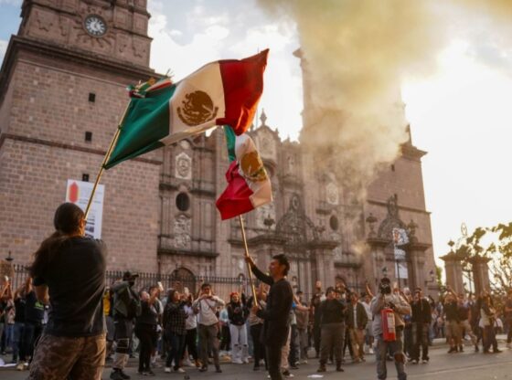 Estudiantes marchan en Uruapan para exigir justicia tras el asesinato de Carlos Manzo