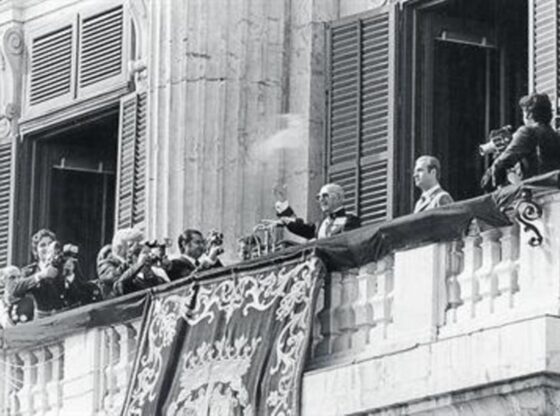 Franco salutes from the balcony of the Palacio de Oriente in his last public appearance, on October 1, 1975.