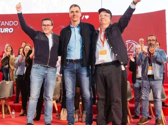 Miguel Ángel Gallardo together with Pedro Sánchez and Guillermo Fernández Vara, in the primaries last March.