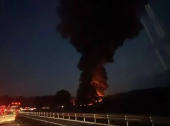 The overturning and fire of a pipe caused the total closure of both directions of the Mexico-Puebla highway, near Ixtapaluca.