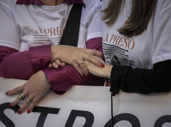 Associations of victims of damage gather in front of Las Corts during the appearance of Carlos Mazon in the investigation commission for damage